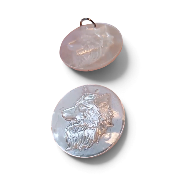 Pendentif disque de nacre tete de loup