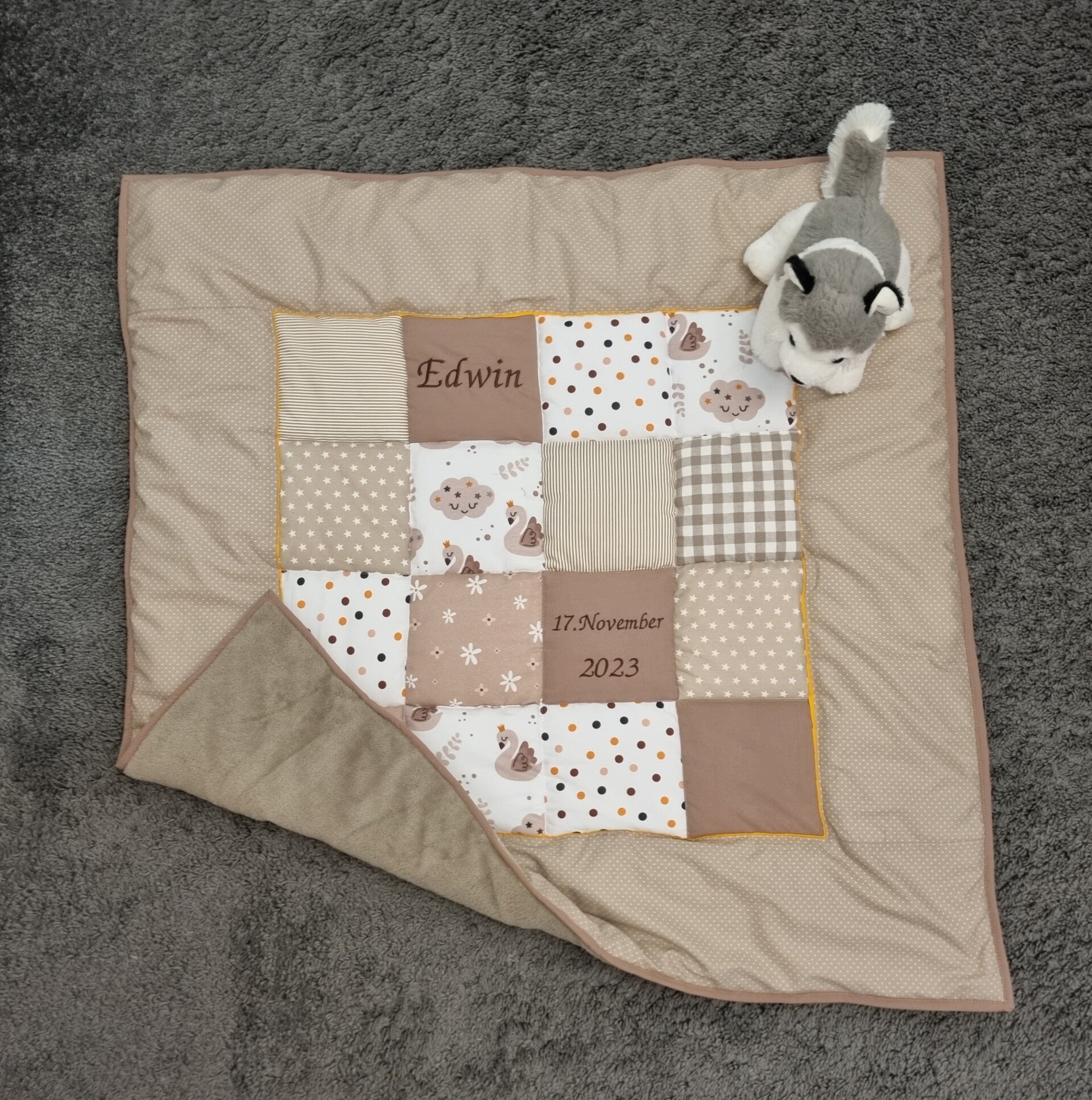 Personalisierte Baby Krabbeldecke Schwan – handgemachte Patchworkdecke in Beige & Braun