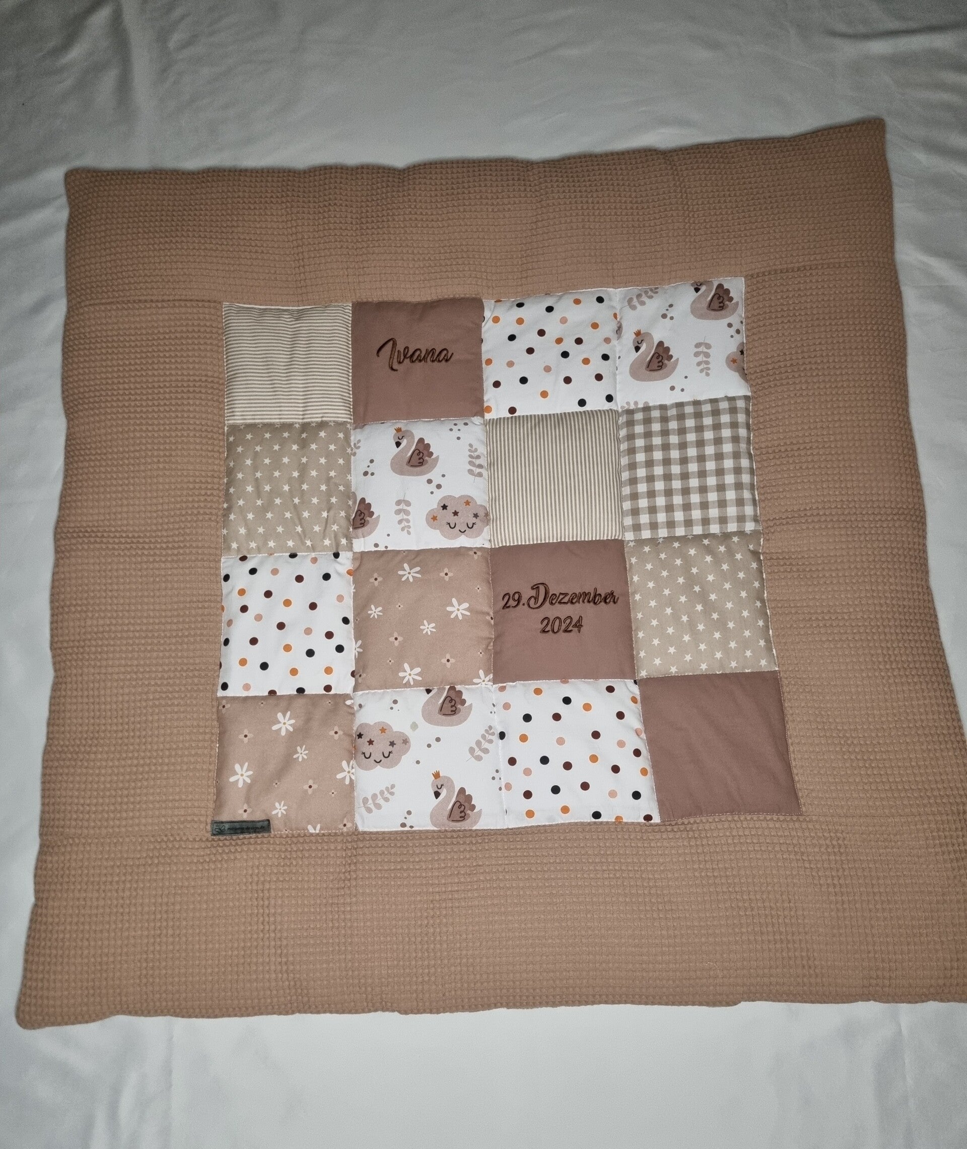 Handgemachte Baby Krabbeldecke Schwan – personalisiert in Beige & Braun