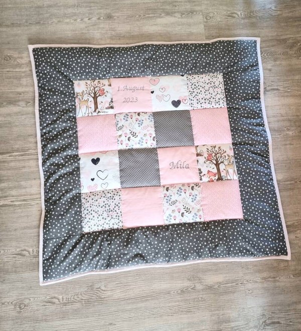 Personalisierte Baby Krabbeldecke Reh – Rosa Grau Patchworkdecke mit Namen handmade