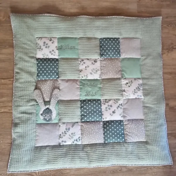 Personalisierte Baby Krabbeldecke Salbei & Grau mit Häschen – Patchworkdecke mit Namen – Handgemachte Kuscheldecke aus Musselin & Fleece