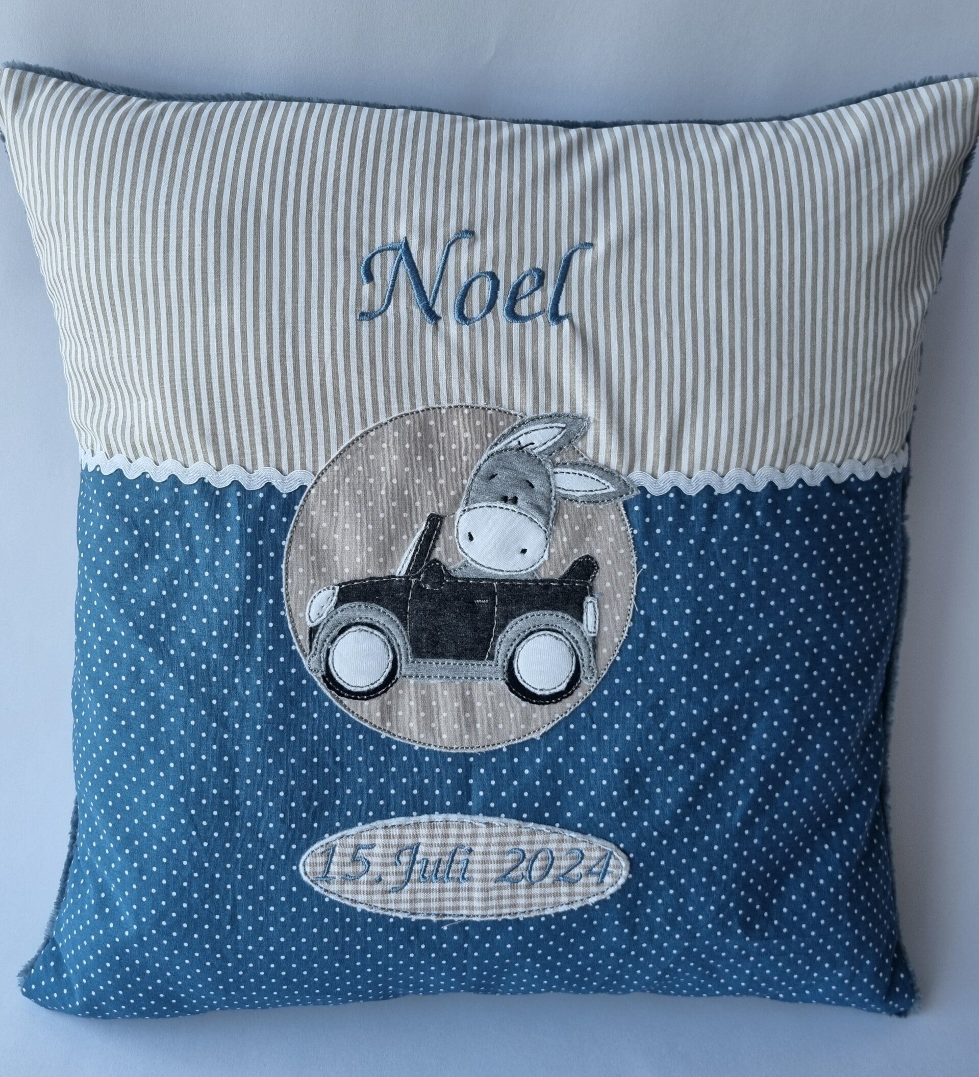Kinderkissen Esel im Auto – personalisiert, handgemacht in Blau & Beige