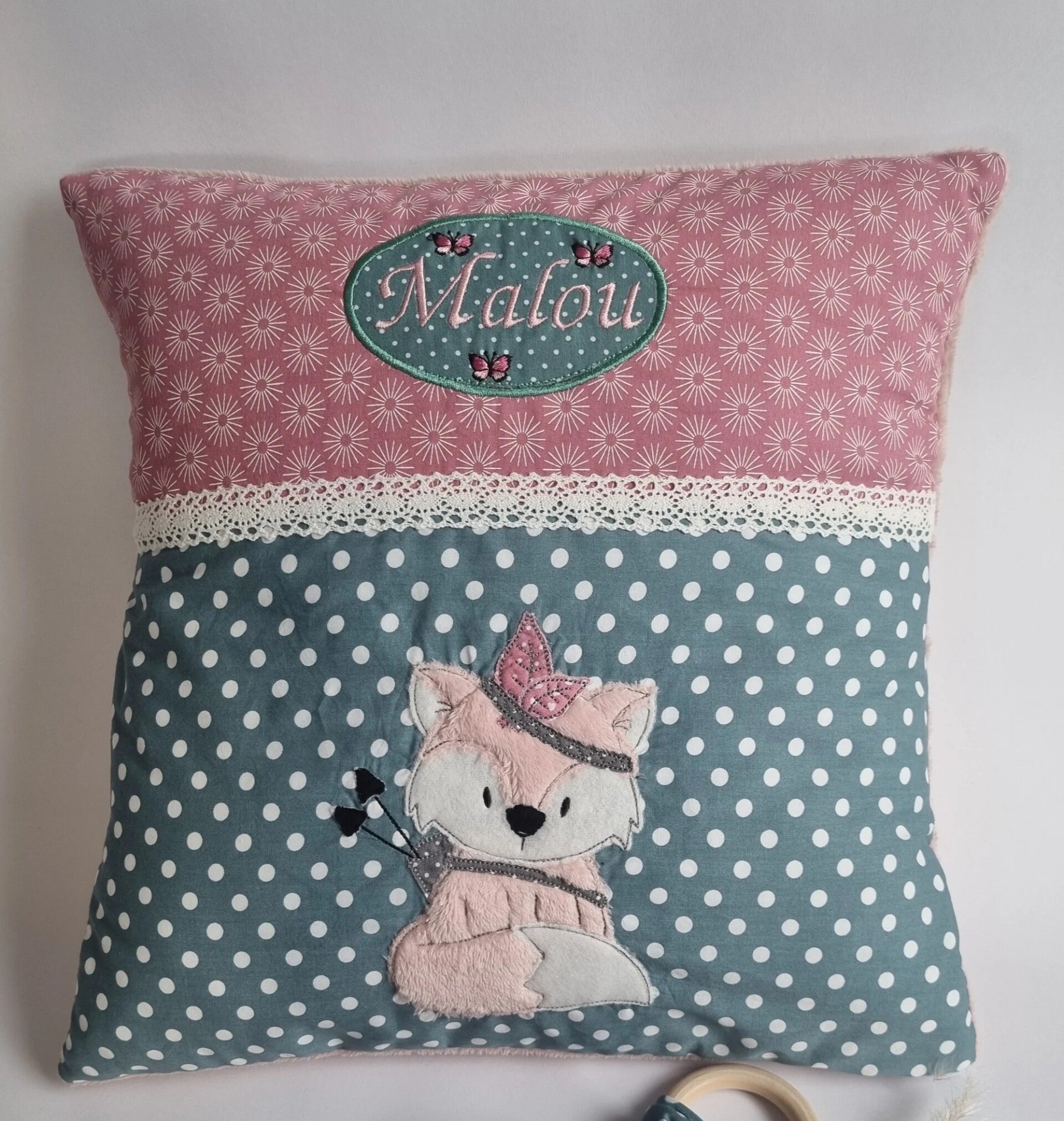 Personalisierte Kissenhülle „Fuchs & Schmetterlinge“ – handgemachtes Kinderkissen in Altrosa & Grau mit Namen