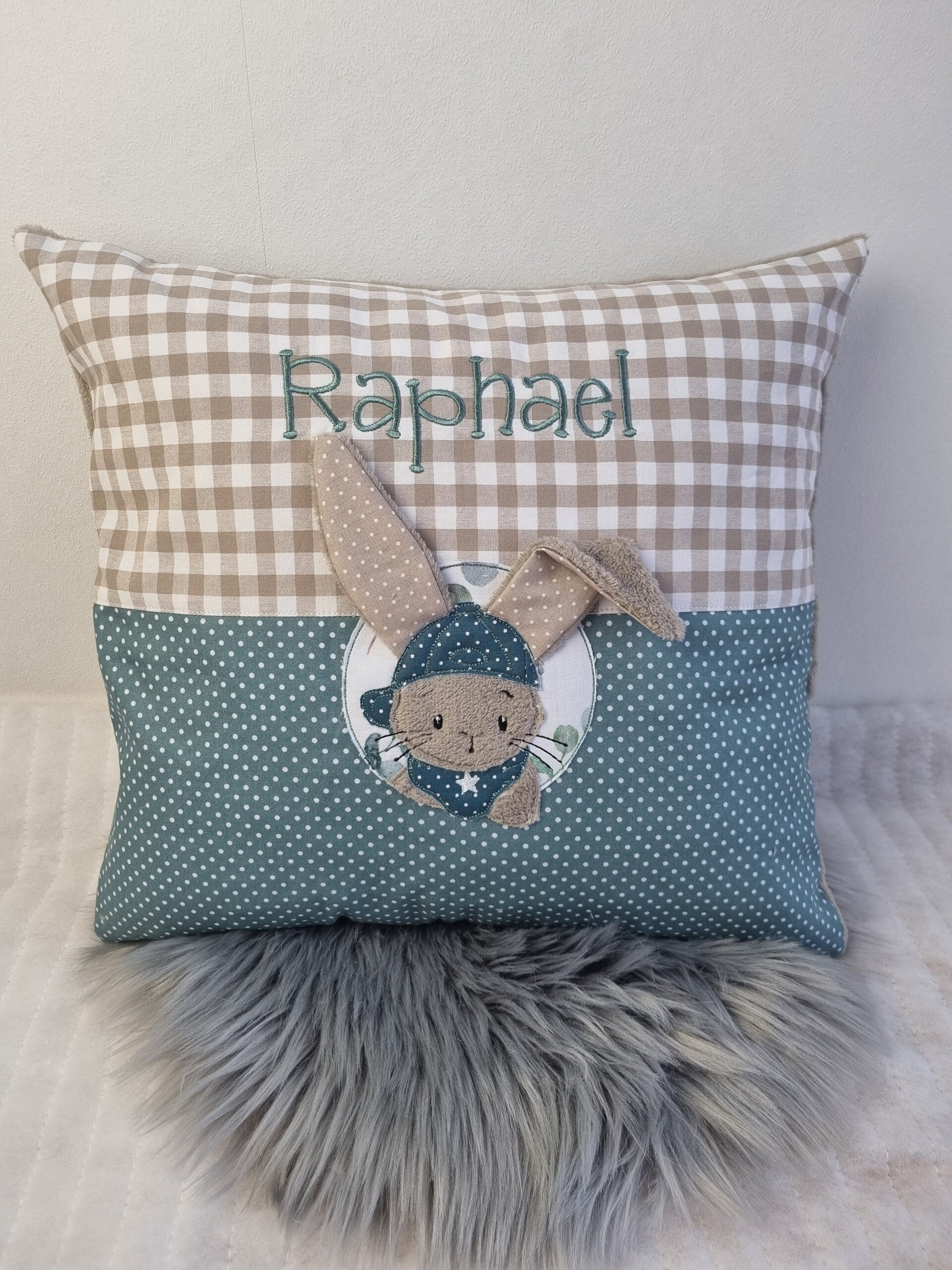 Personalisiertes Kinderkissen Hase mit 3D-Ohren – handgenäht & bestickt | Mariposa Design