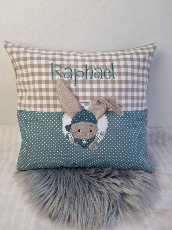 Personalisiertes Kinderkissen Hase mit 3D-Ohren – handgenäht & bestickt | Mariposa Design
