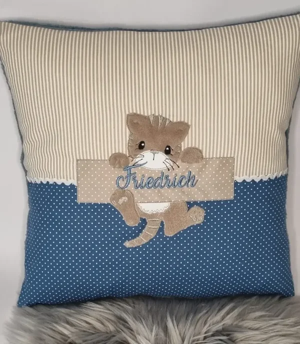 Kinderkissen Katze – personalisiert, handgemacht in Blau & Beige