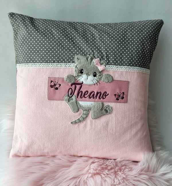 Kinderkissen Katze – personalisiert, handgemacht in Rosa & Grau