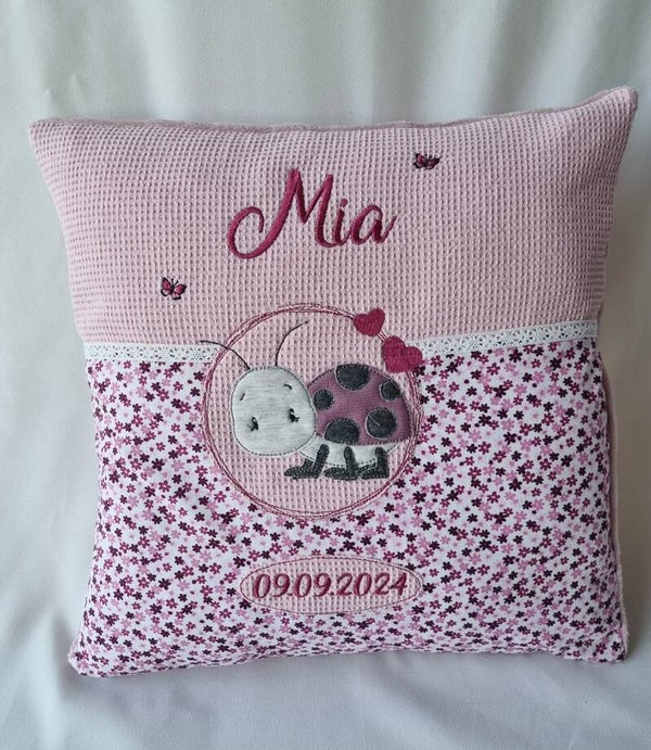 Personalisierbares Kinderkissen mit Marienkäfer – Rosa & Blumen – Handgemacht von Mariposa Design