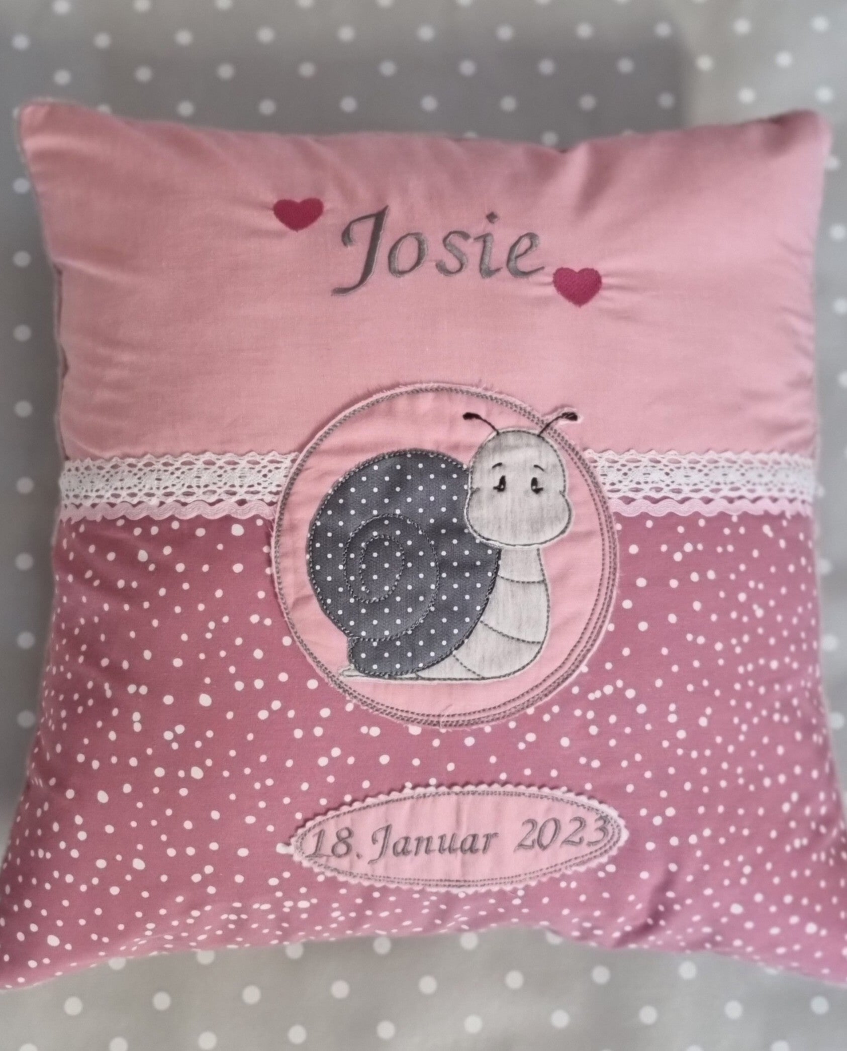 Kinderkissen Schnecke – personalisiert, handgemacht in Rosa & Grau