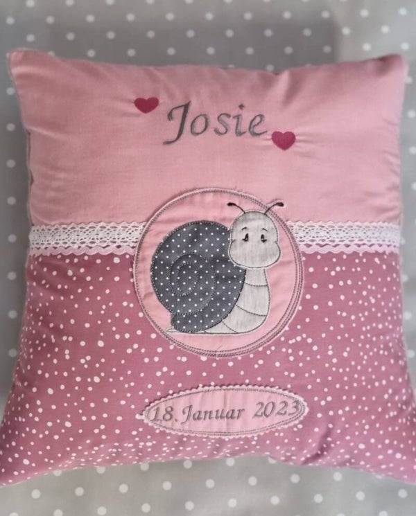 Kinderkissen Schnecke – personalisiert, handgemacht in Rosa & Grau