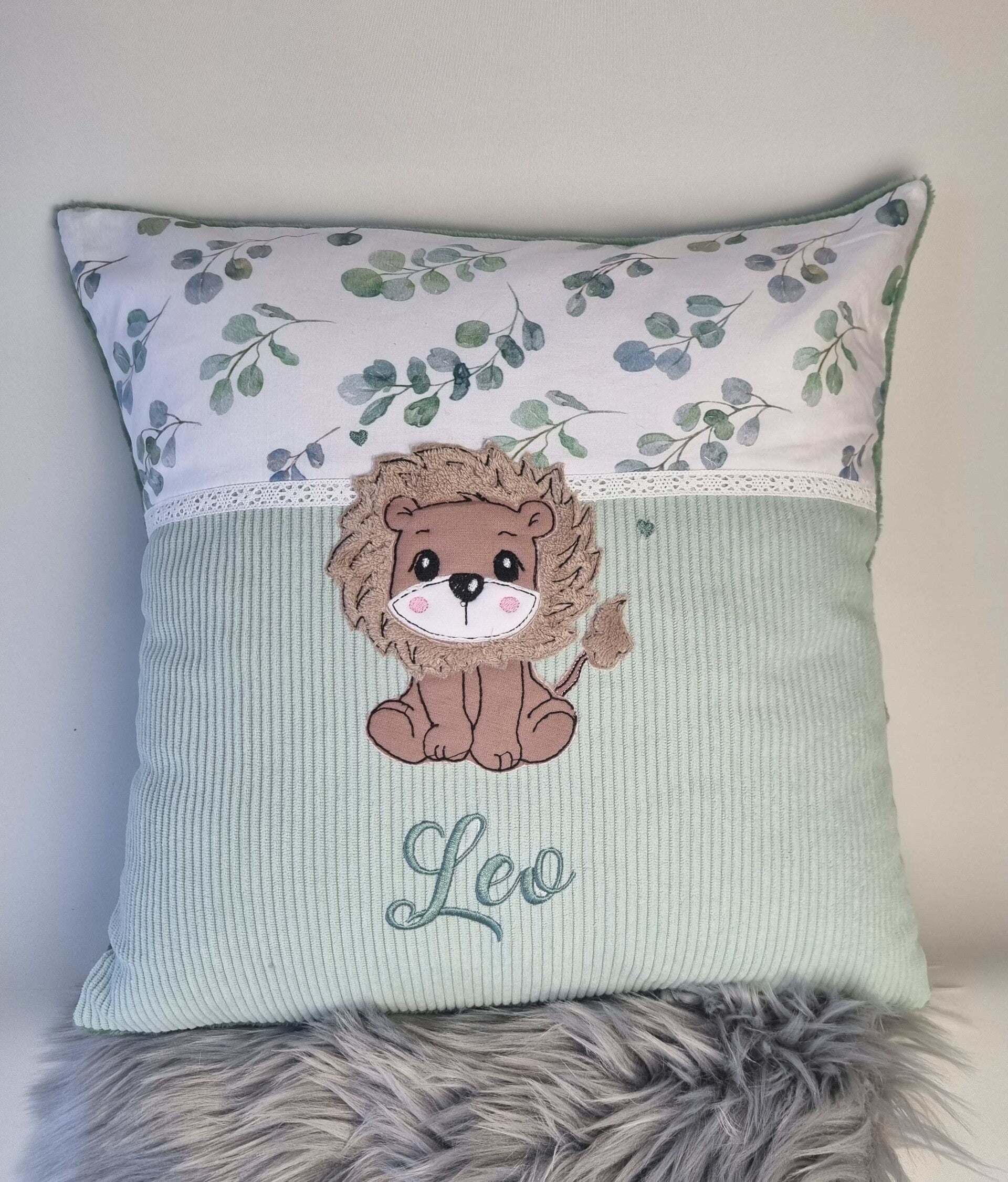 Kinderkissen mit Namensstickerei – Loewe-gruen-Geschenk zur Geburt oder Taufe