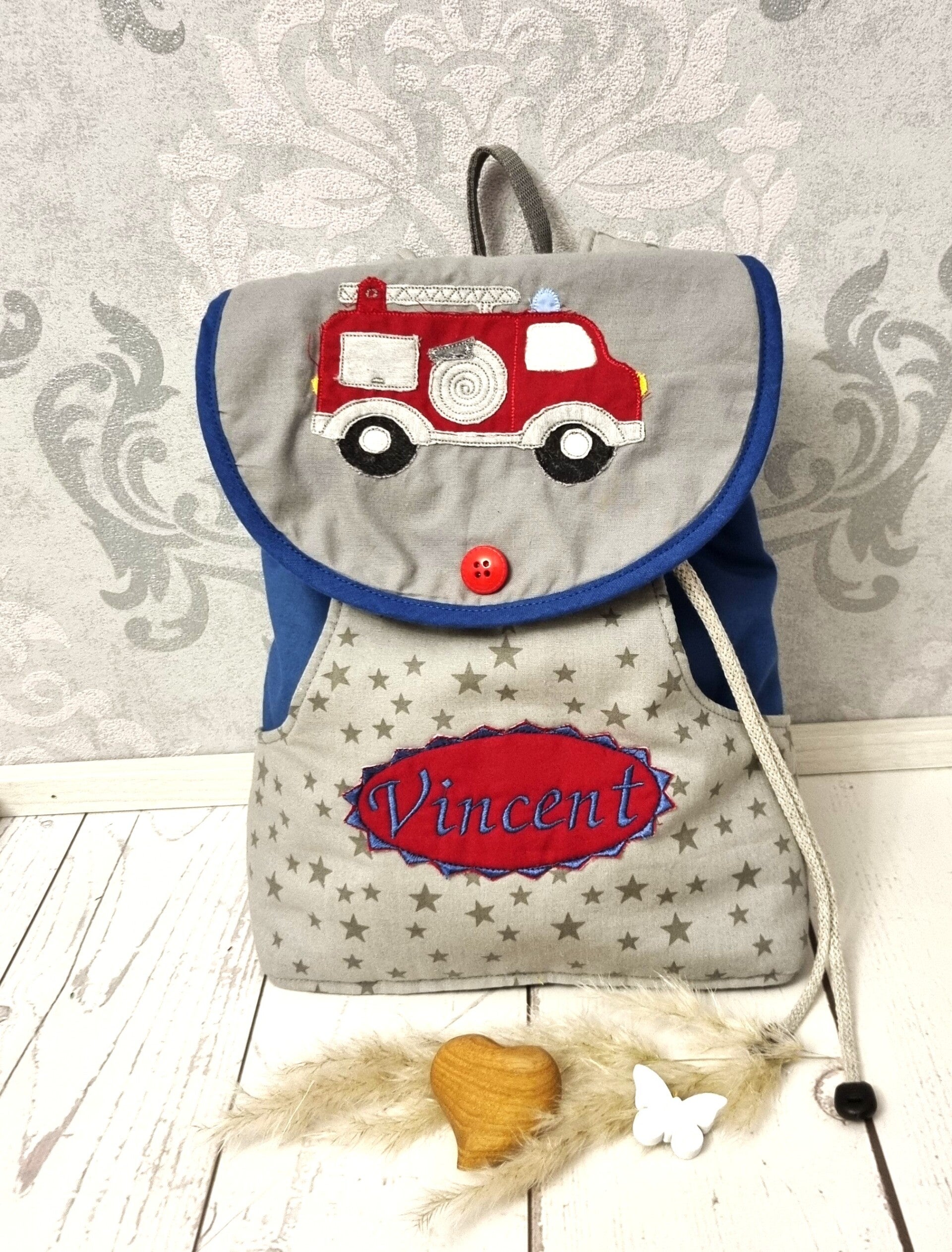 Personalisierter Kinderrucksack Feuerwehr – handgemacht in Grau & Blau mit Namen