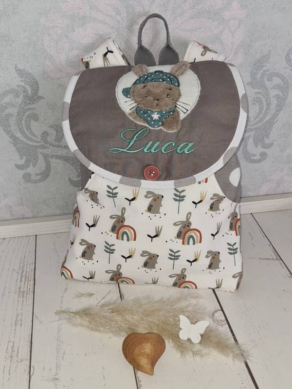 Personalisierter Kinderrucksack Hase – handgemacht in Grau & Creme mit Namen