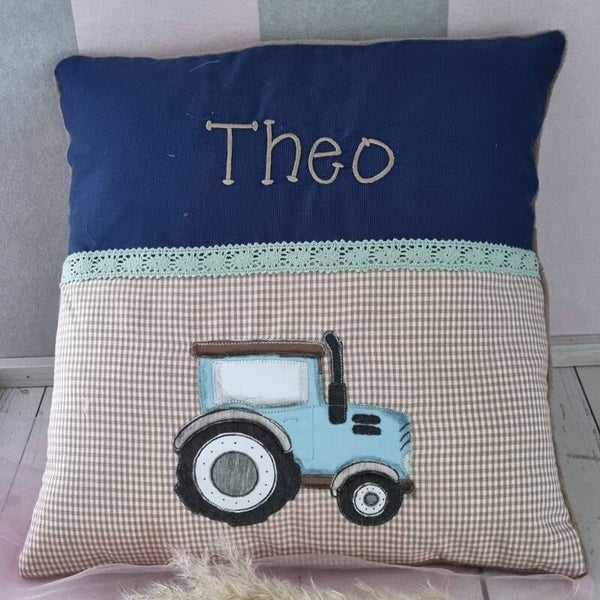 Kuschelkissen Traktor mit Namen – handgemachtes Kinderkissen in Blau & Beige