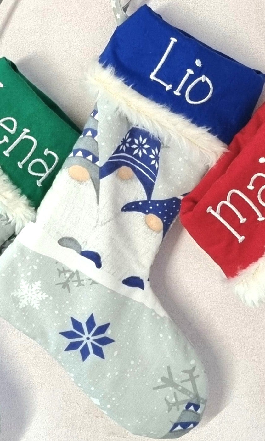 Blaue Nikolaussocke mit Wichtelmotiv – personalisiertes Weihnachtsgeschenk handgemacht - mariposa-design