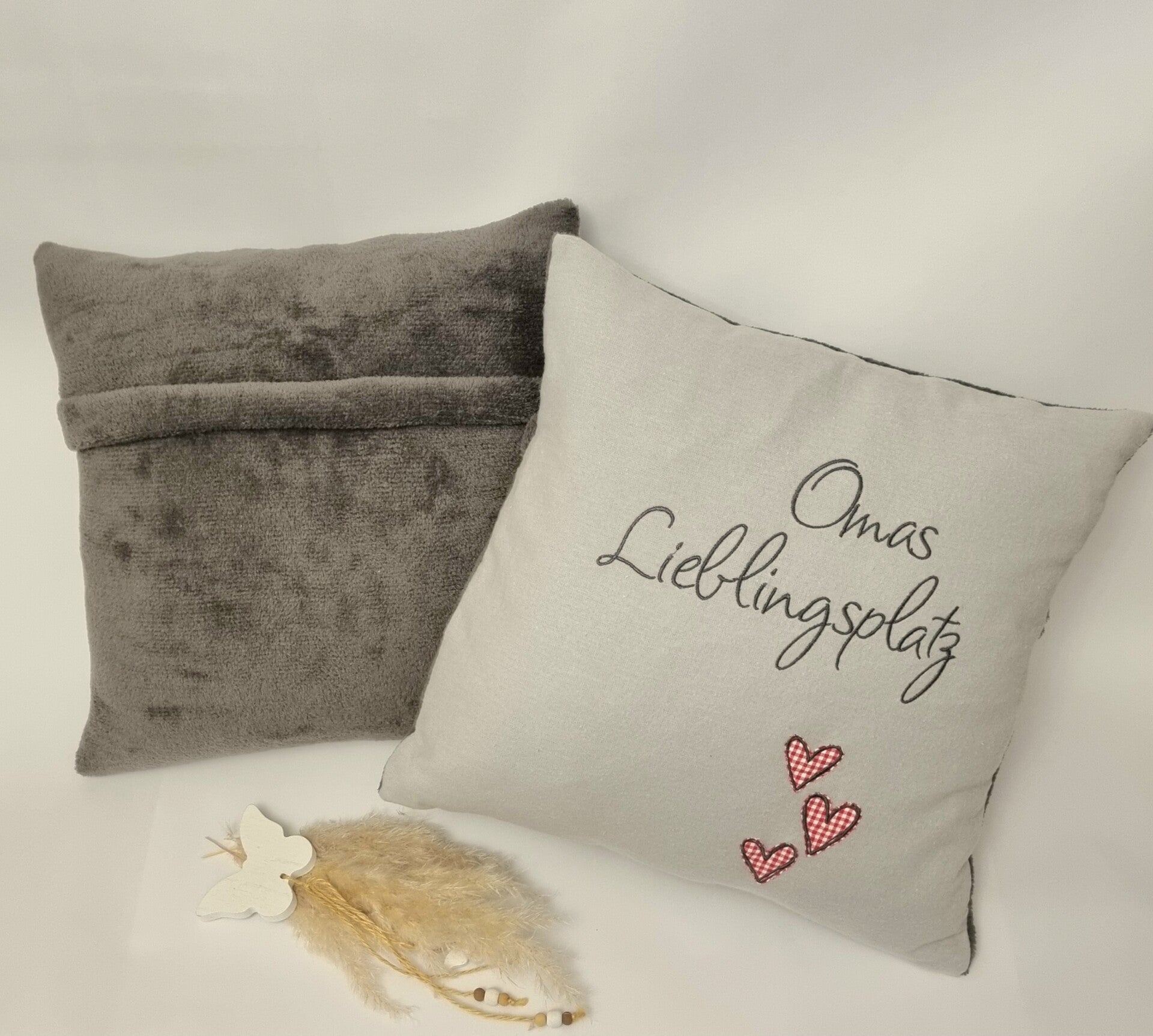 Oma-Kissen „Lieblingsplatz“ – personalisiertes Geschenk mit roten Herzen