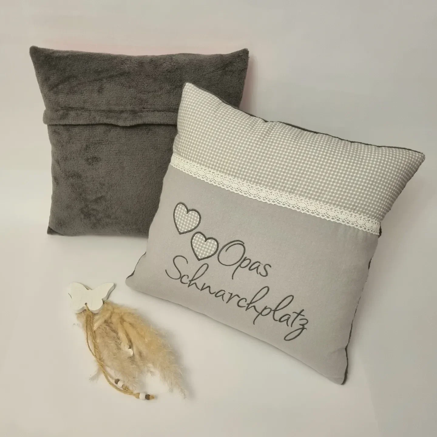 Opa-Kissen „Opas Schnarchplatz“ – handgemacht in Grau mit Herzen