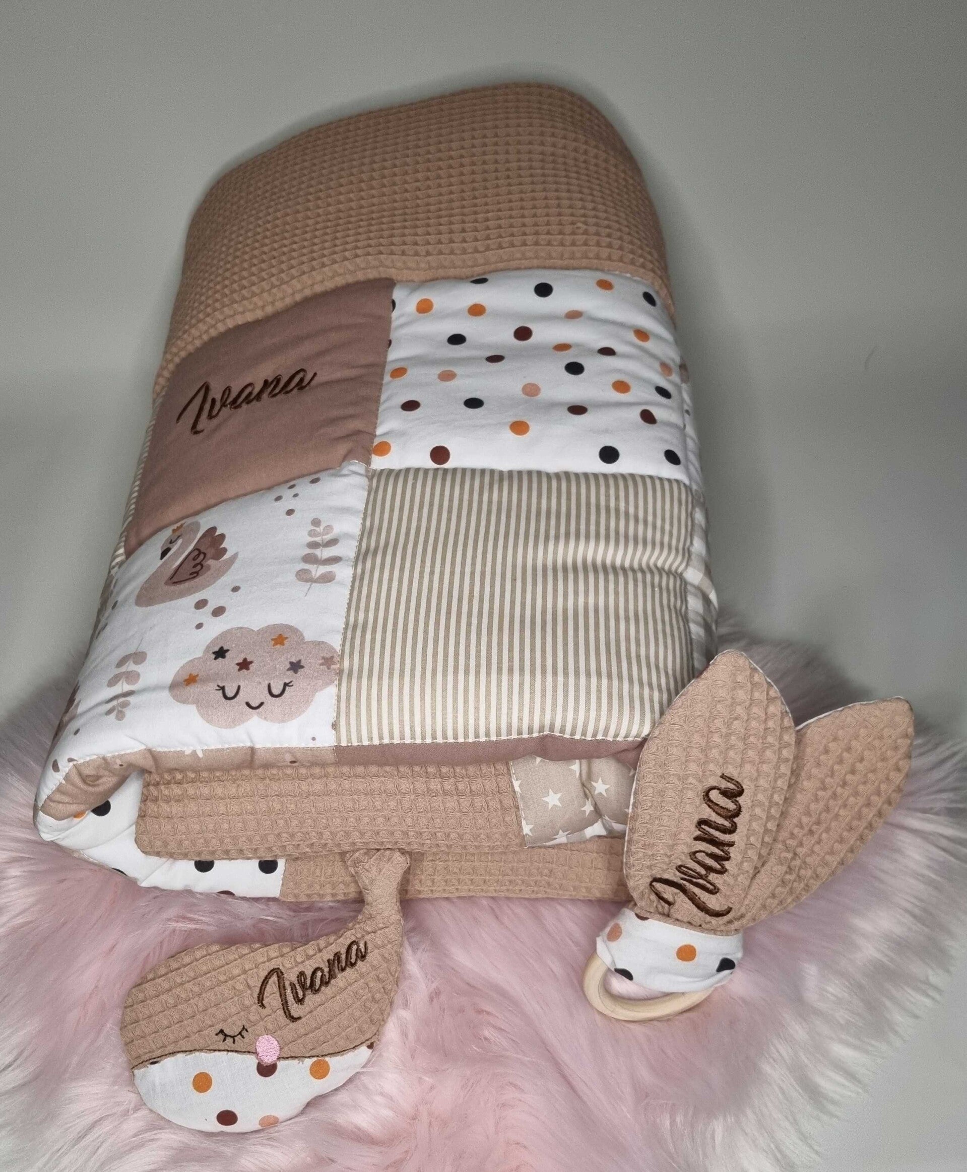 personalisierte Krabbeldecke für Babys – handgenäht aus Baumwolle - braun-beige  - Waffelstoff