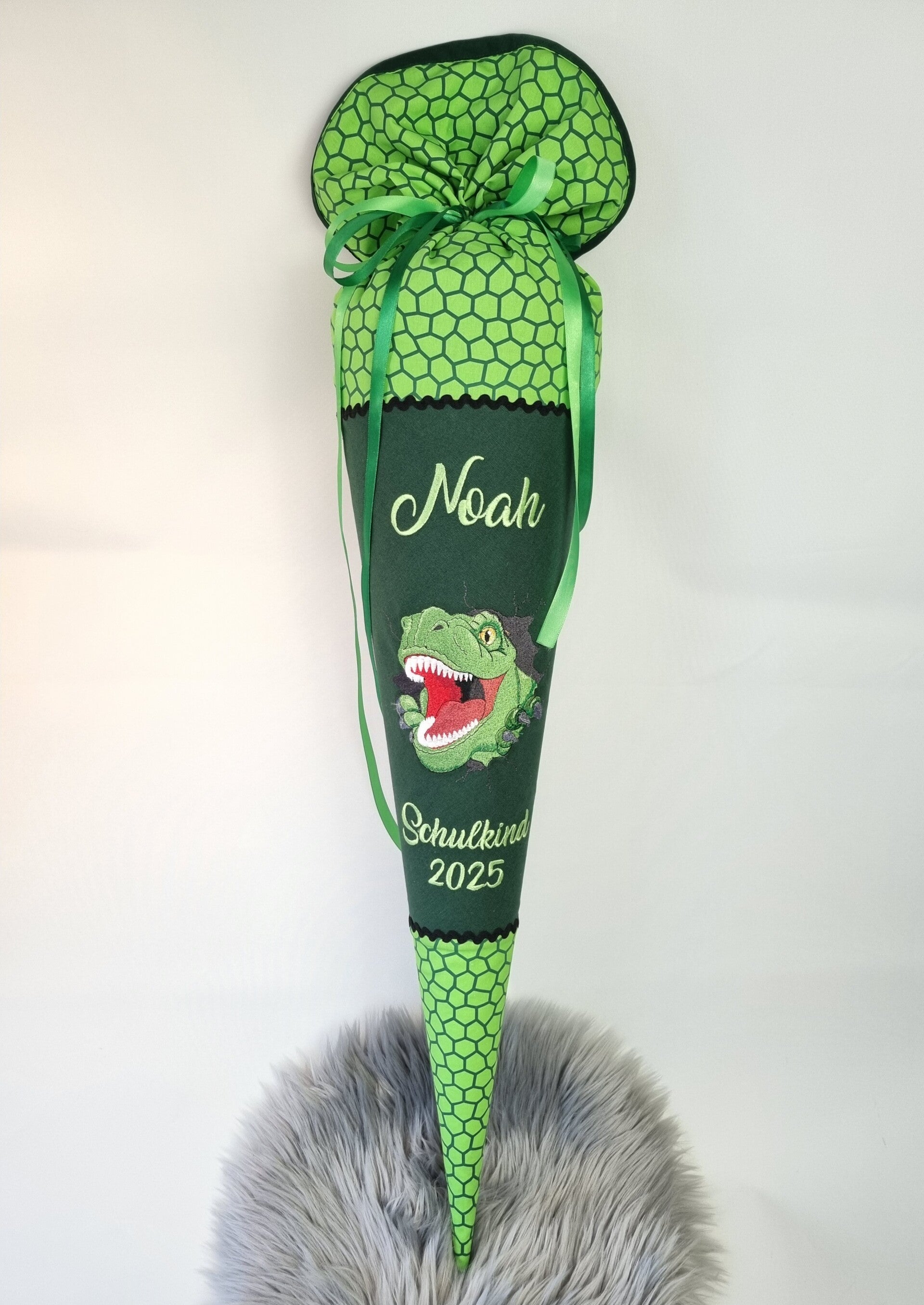 Personalisierte Schultüte Dino – handgemacht aus Stoff