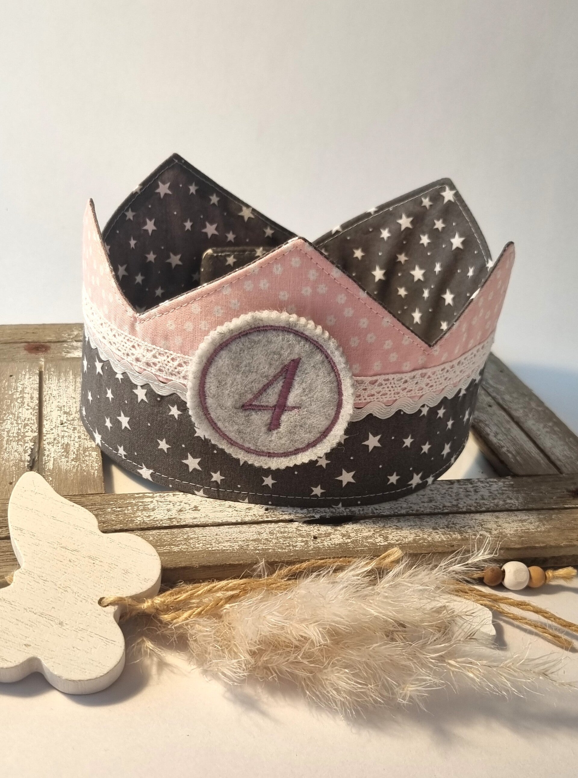 Geburtstagskrone Rosa & Grau – handgemachte Stoffkrone mit Punkten & Zahl | Mariposa Design