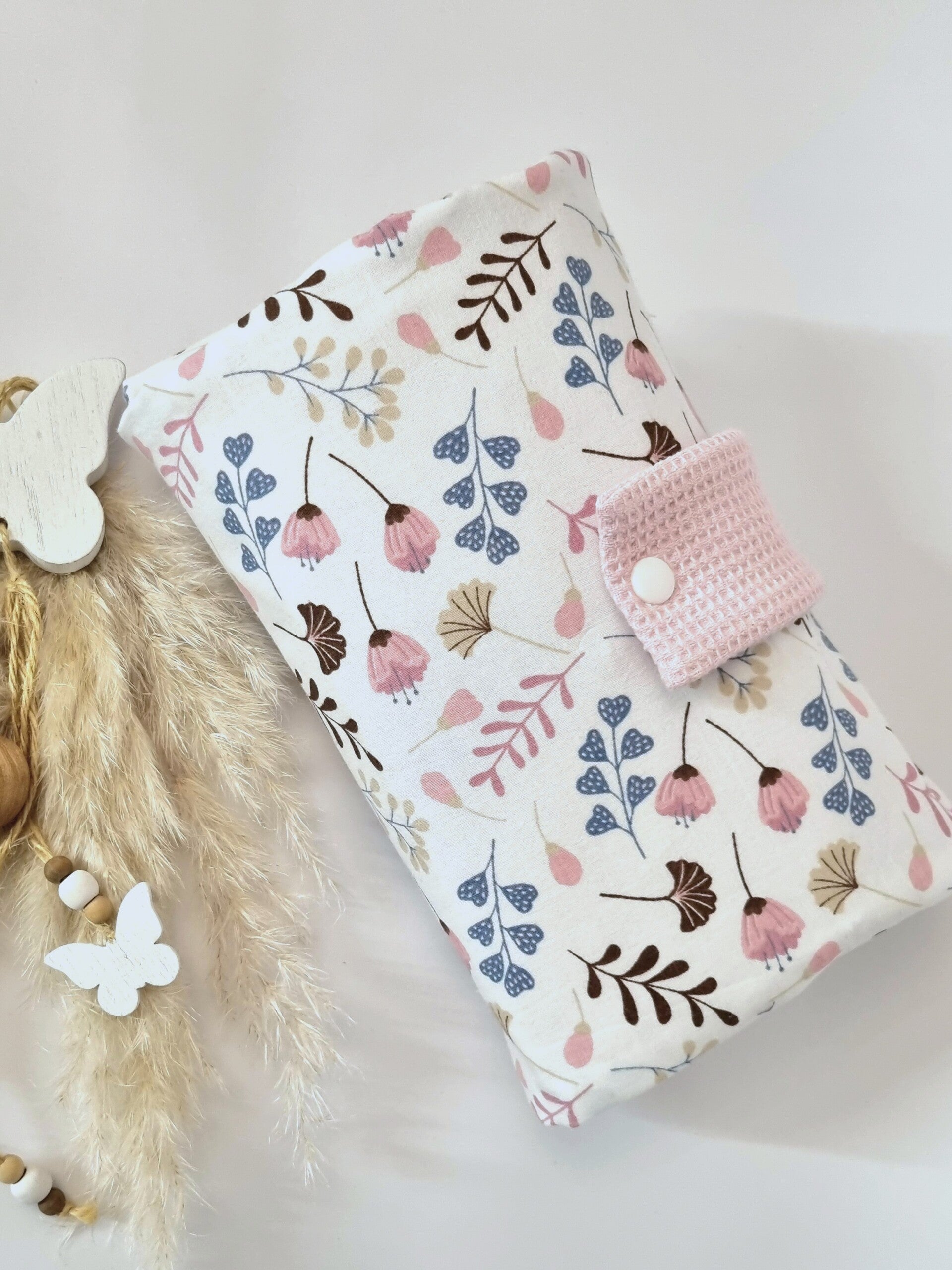 Windeltasche Blumenwiese rosa – personalisierte Wickeltasche aus Waffelpique | handgemachte Windeltasche für Baby von Mariposa Design