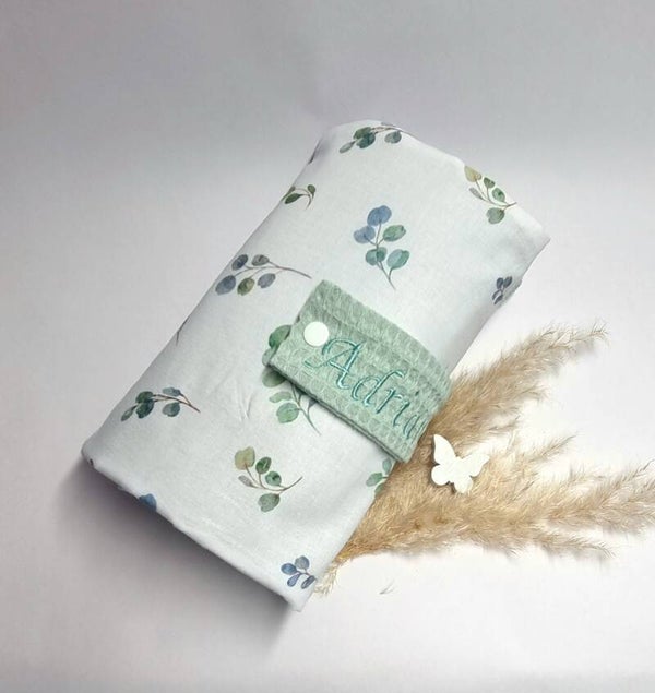 Windeltasche Eukalyptus salbeigrün – personalisierte Wickeltasche aus Waffelpique | handgemacht von Mariposa Design