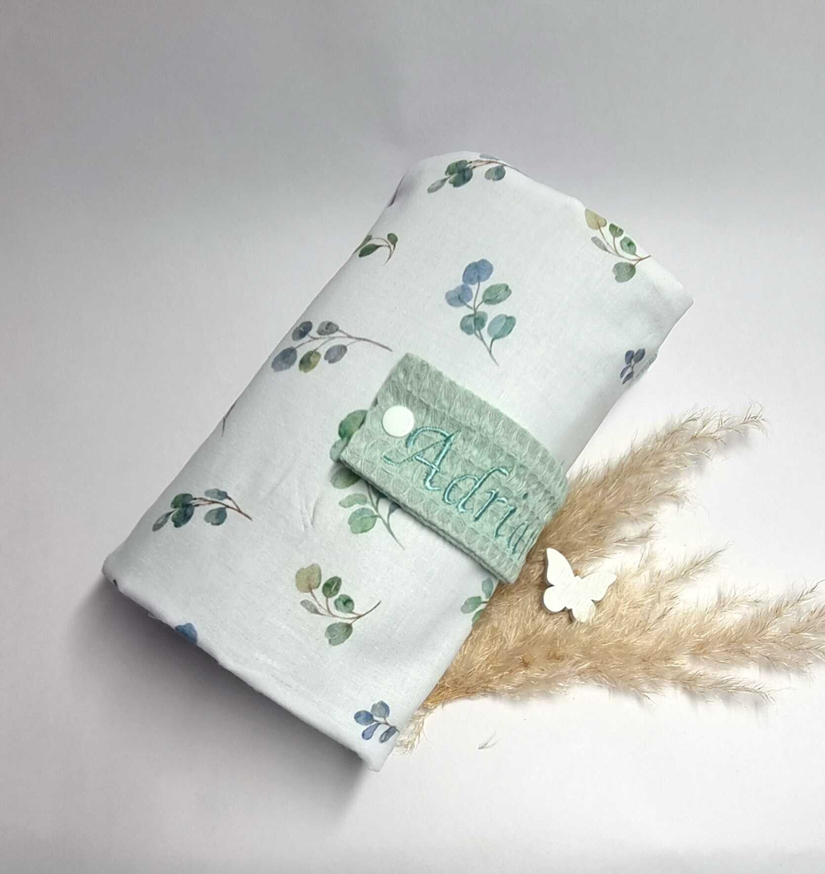 personalisierte Windeltasche-mintgruen-blaetter– Handmade für Babys & Eltern