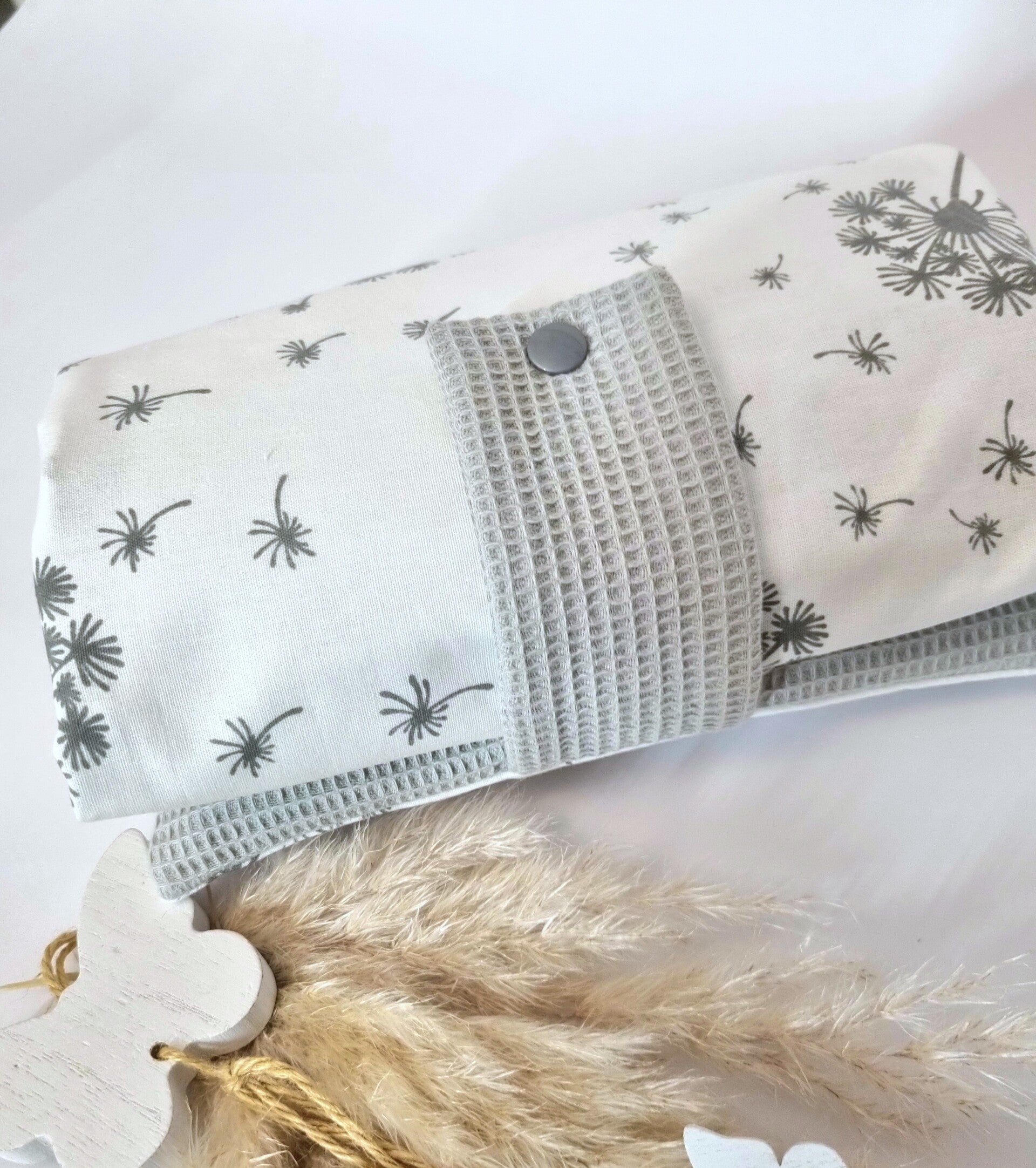 Windeltasche Pusteblume grau – personalisierte Wickeltasche aus Waffelpique | handgemachte Windeltasche von Mariposa Design