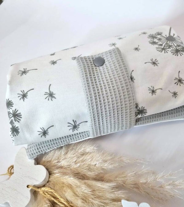 Windeltasche Pusteblume grau – personalisierte Wickeltasche aus Waffelpique | handgemachte Windeltasche von Mariposa Design