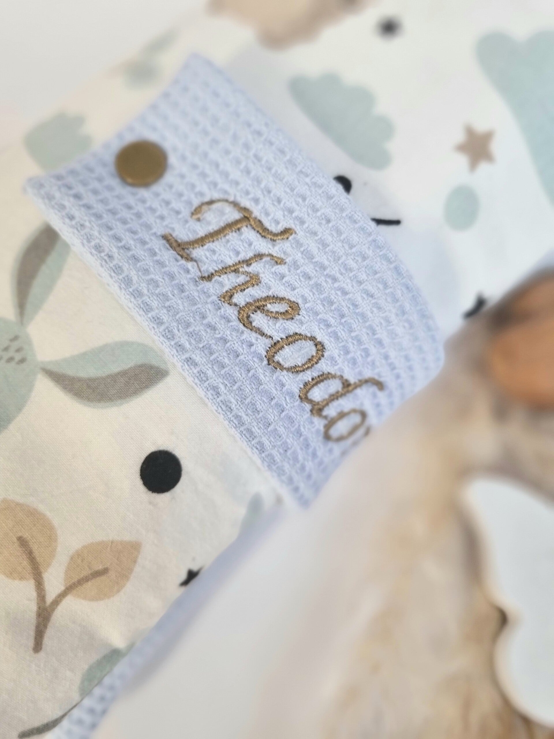 Windeltasche Igel & Hase hellblau – personalisierte Wickeltasche aus Waffelpique | handgemacht von Mariposa Design