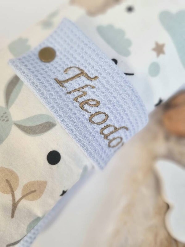 Windeltasche Igel & Hase hellblau – personalisierte Wickeltasche aus Waffelpique | handgemacht von Mariposa Design