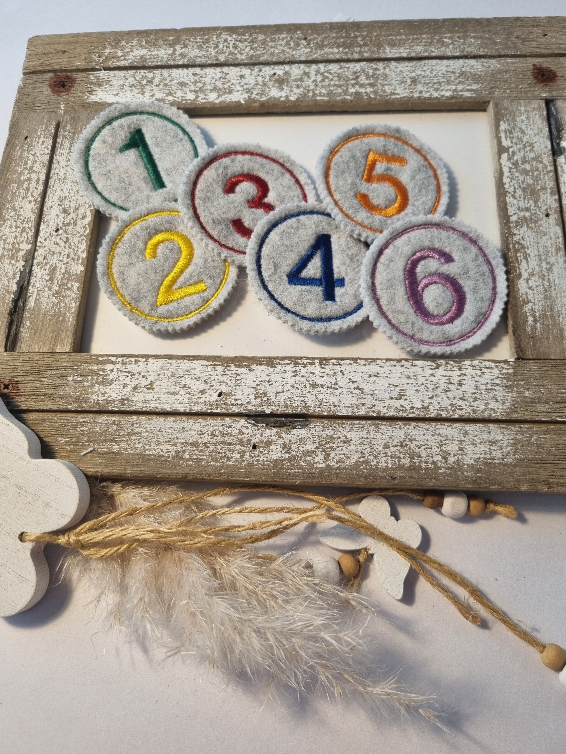 Zahlenbuttons für Geburtstagskrone – handgemacht aus Filz, austauschbar für jedes Alter | Mariposa Design