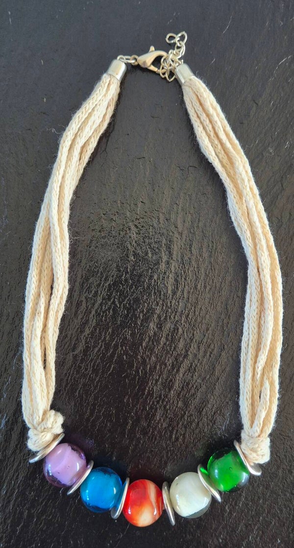 Halskette mit Garn
