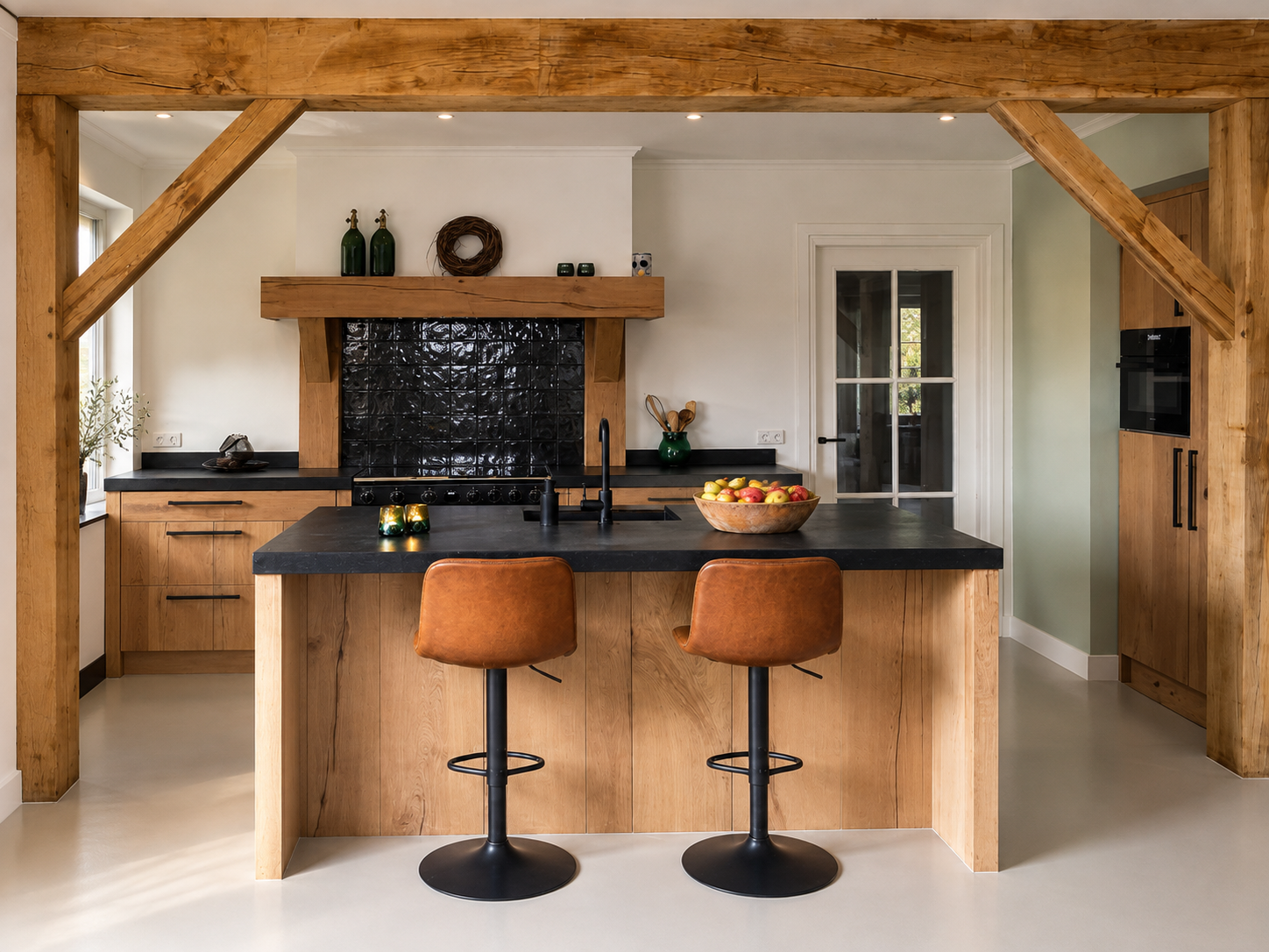 Eiken leefkeuken in de bestaande architectuur — vooraanzicht