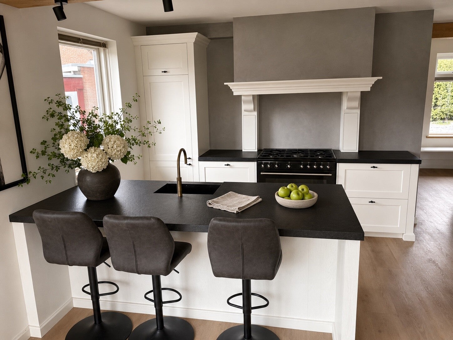 Landelijke witte leefkeuken — vooraanzicht