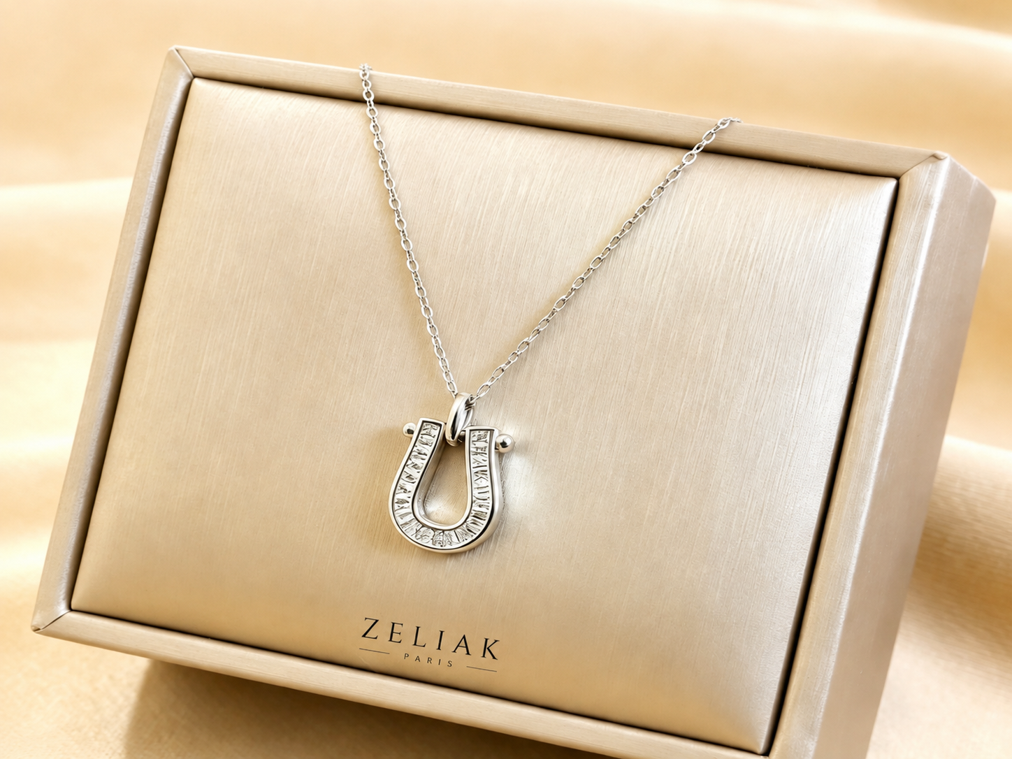 Collier argenté Élégance – Pendentif U