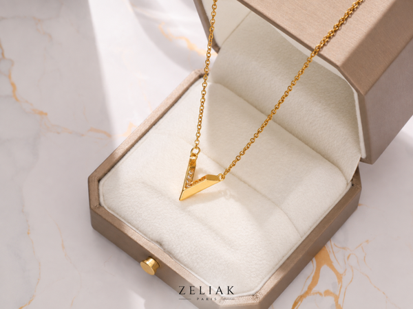 Collier doré Pendentif V