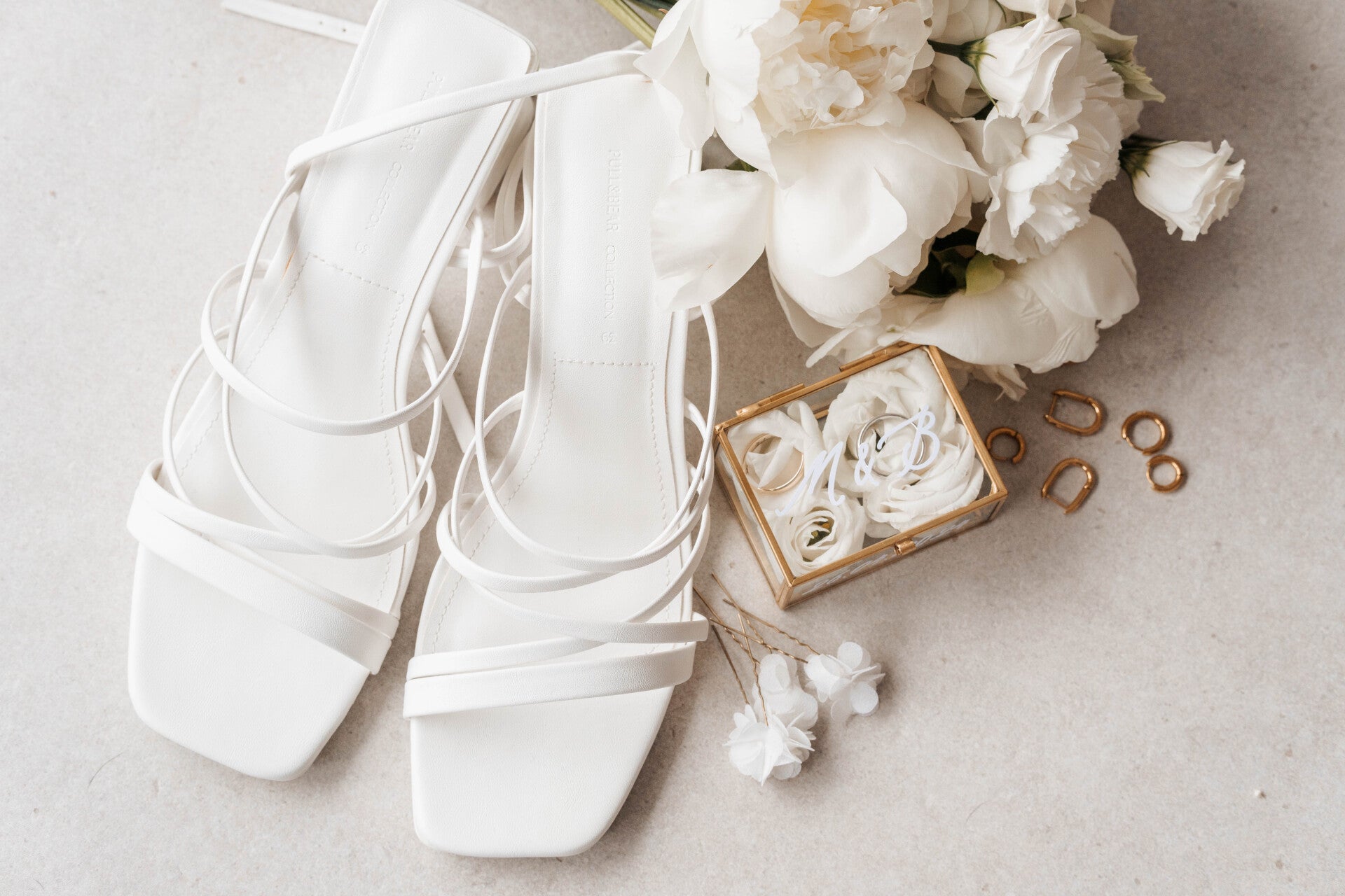 Zusammensetzung: Brautschuhe, Ohhringe, Ringe, Blumen