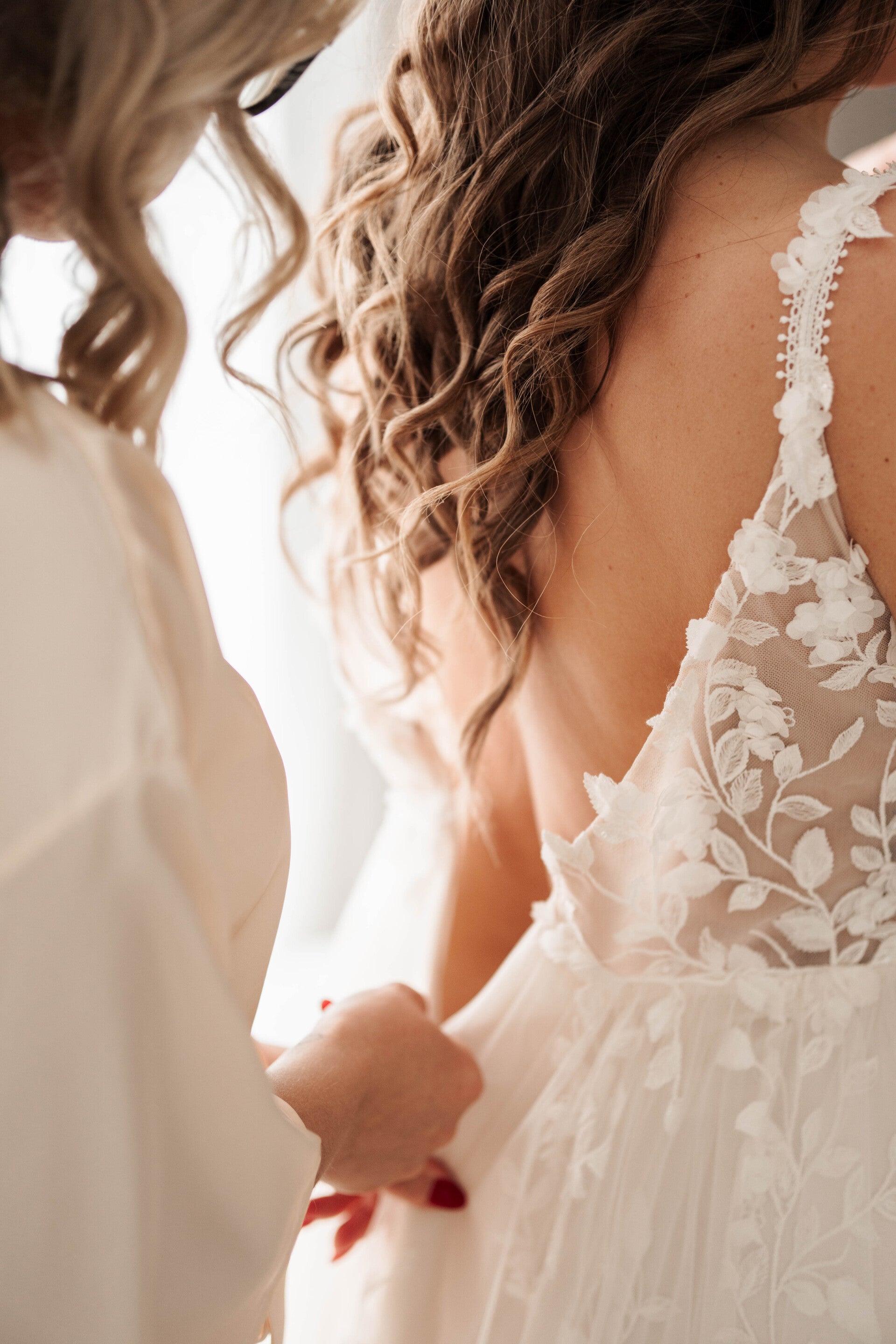 Braut die angezogen wird