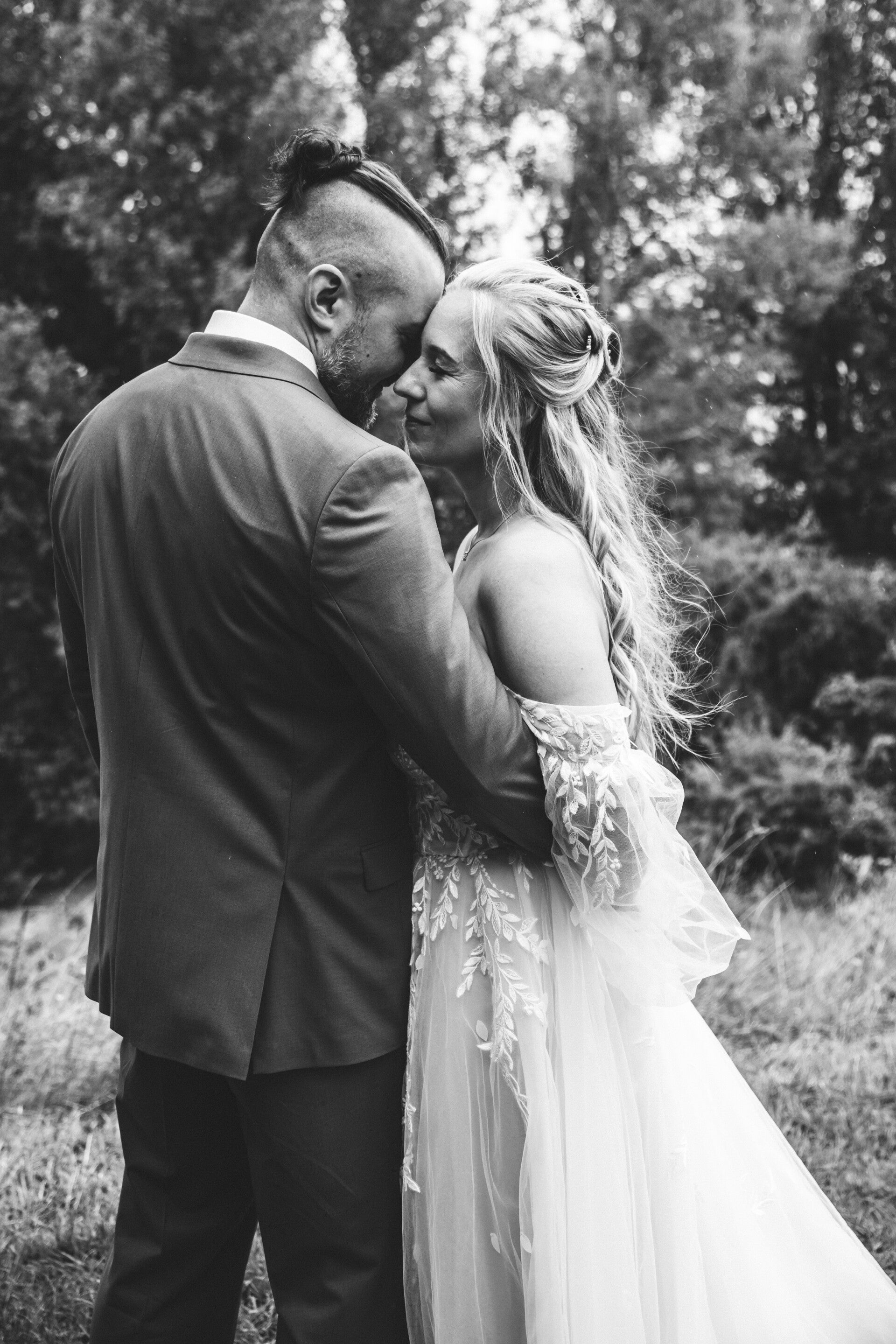 Braut und Bräutigam in schwarz weiß