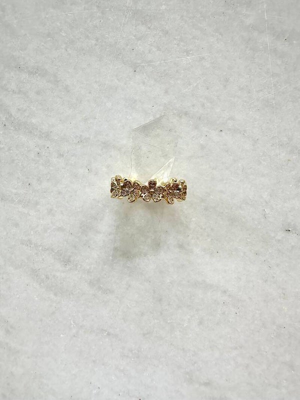 Shiny flower ring