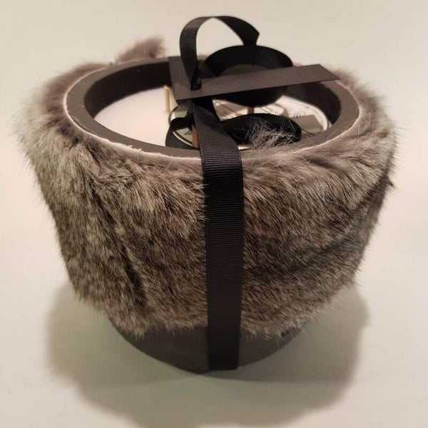 Geurkaars in betonnen pot met konijnenvacht rondom