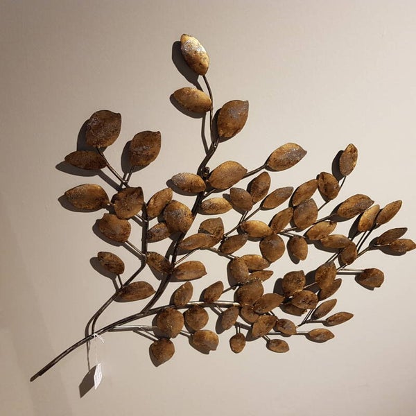 Metalen wandobject met goud/bronskleurige blaadjes