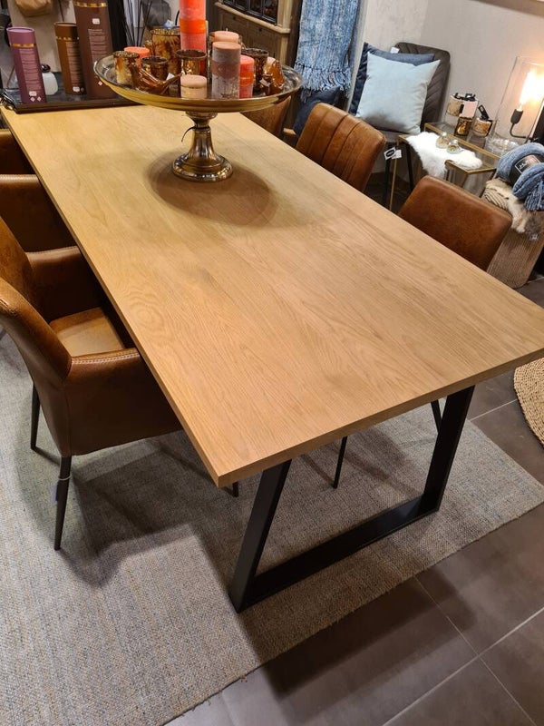 Tafel  volledig massief eik met zwart onderstel in metaal