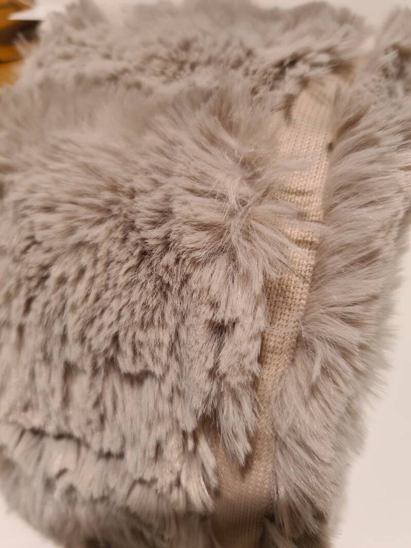 Plaid imitatiebont grijs/beige met vierkantig patroon met riem rondom