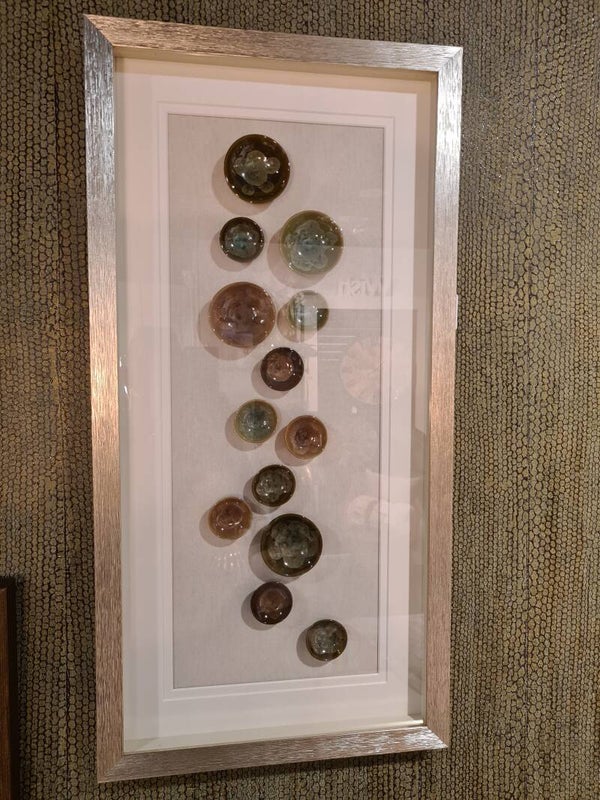 Wanddecoratie met porceleinen kommetjes