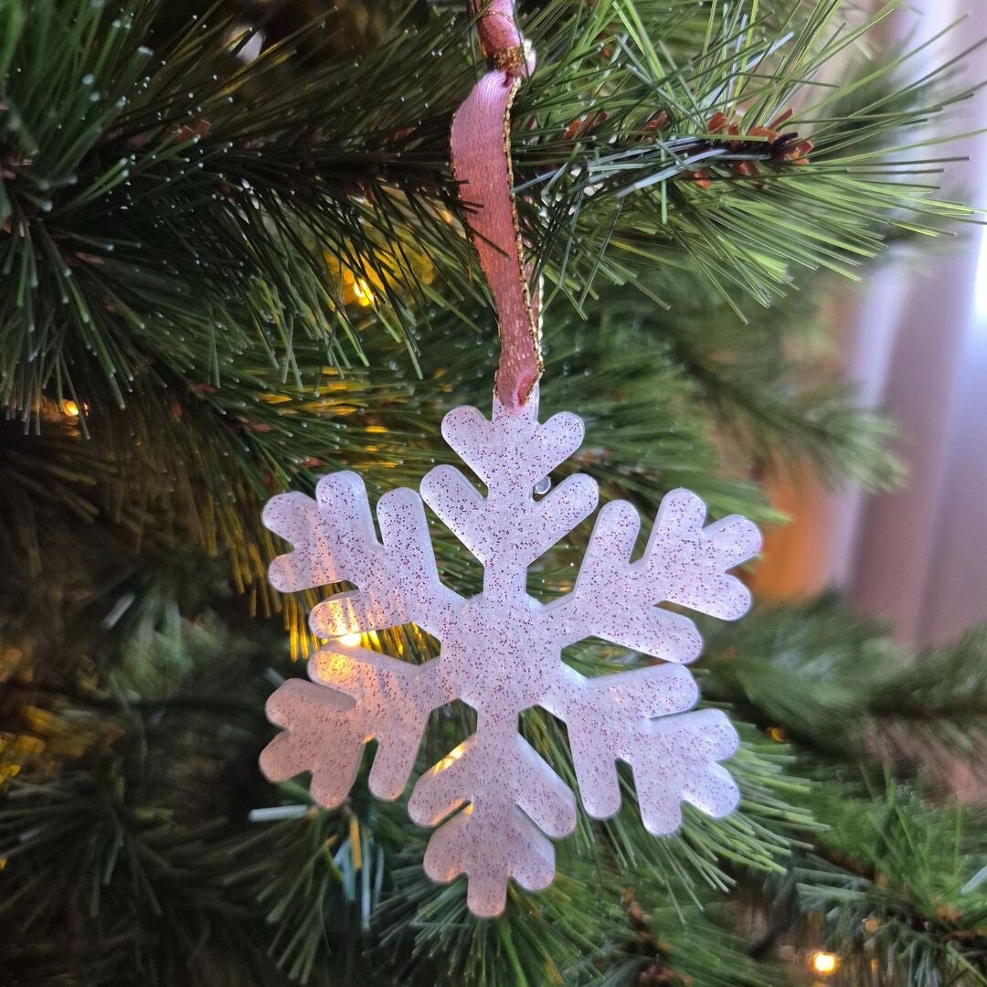 Kerstornament sneeuwvlok wit met glitter roze