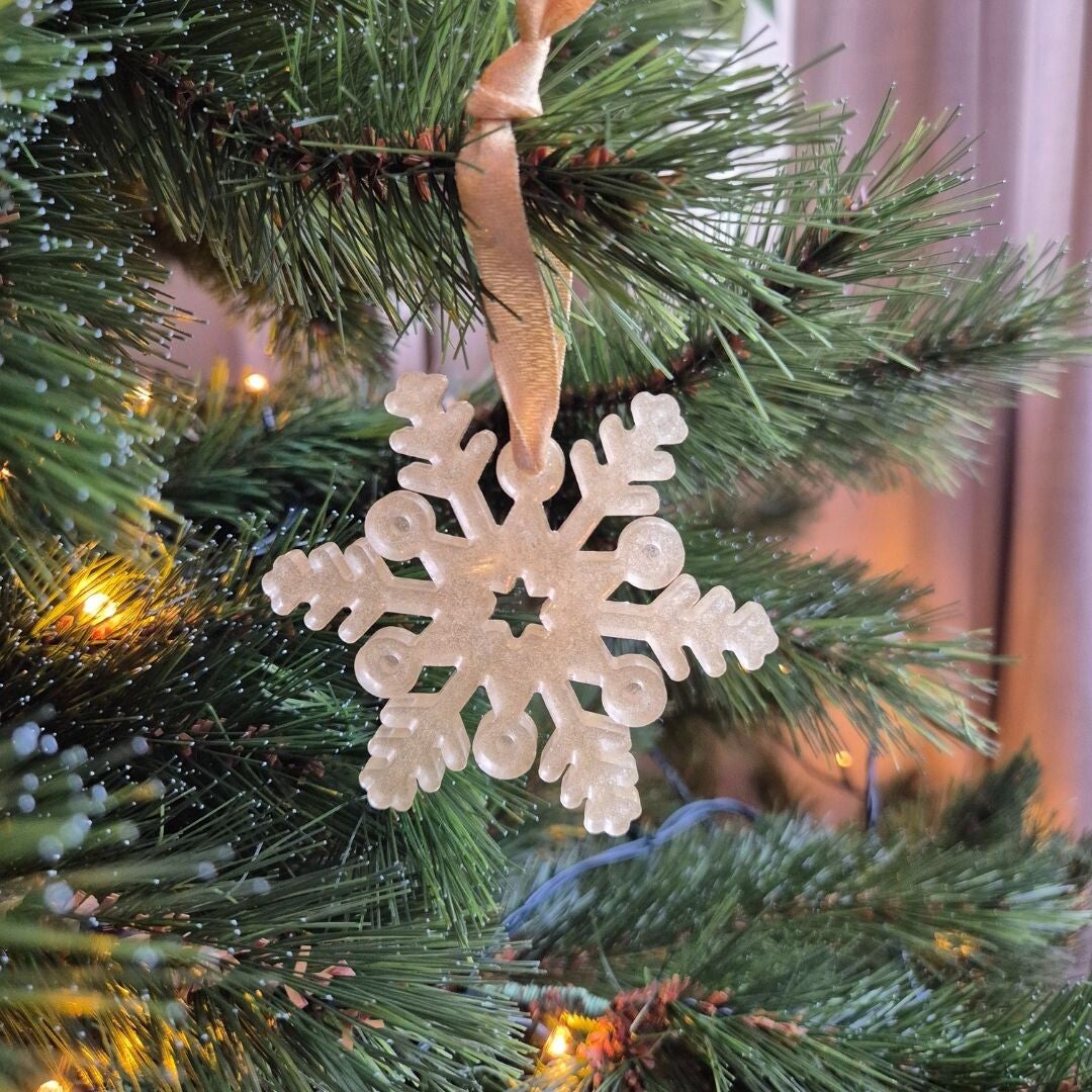 Kerstornament sneeuwvlokje goudkleurig