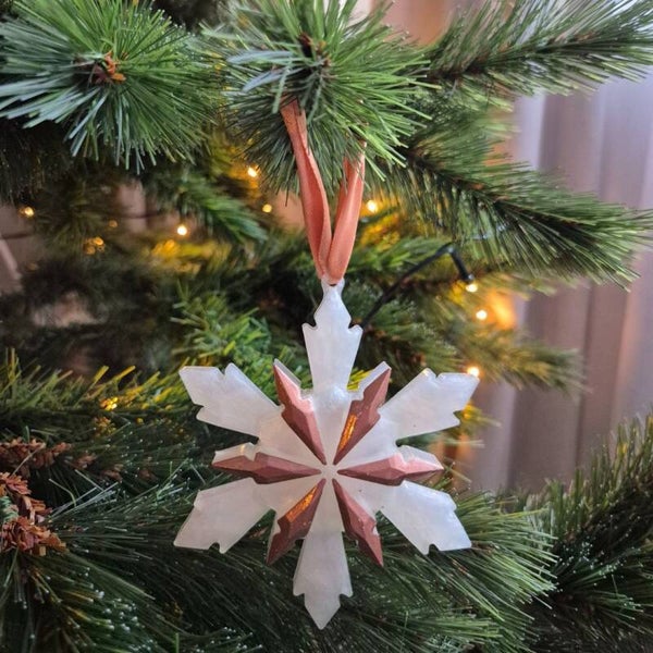 Kerstornament wit met koperkleurige details