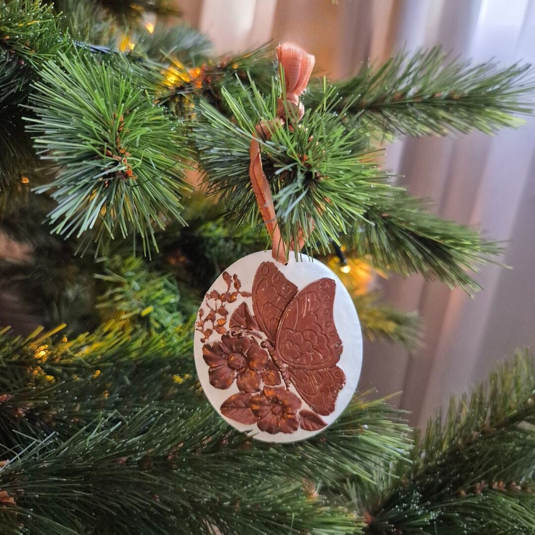 Kerstornament vlinder wit met koperkleurige details